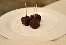Bon bon con gelato di passion fruit ricoperti di cioccolato